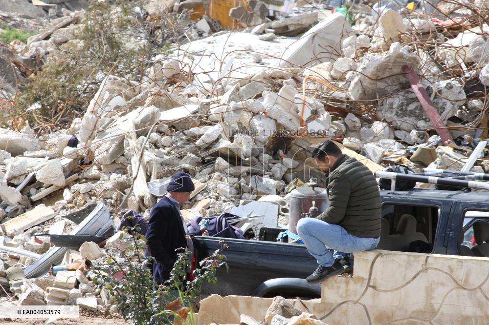 Residents return to ruins after partial Israeli withdrawal - Lebanon