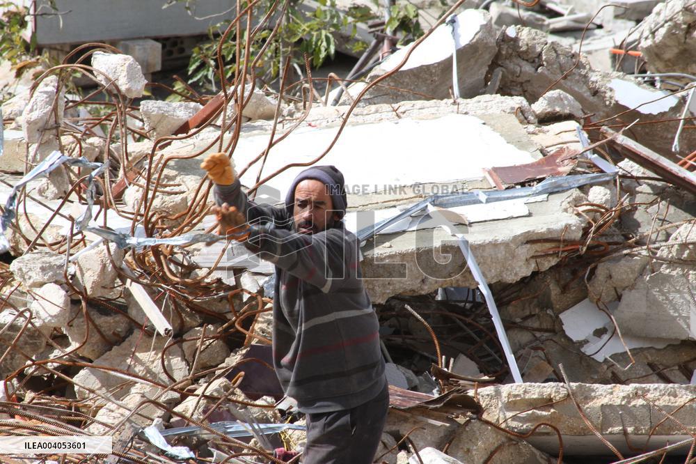 Residents return to ruins after partial Israeli withdrawal - Lebanon