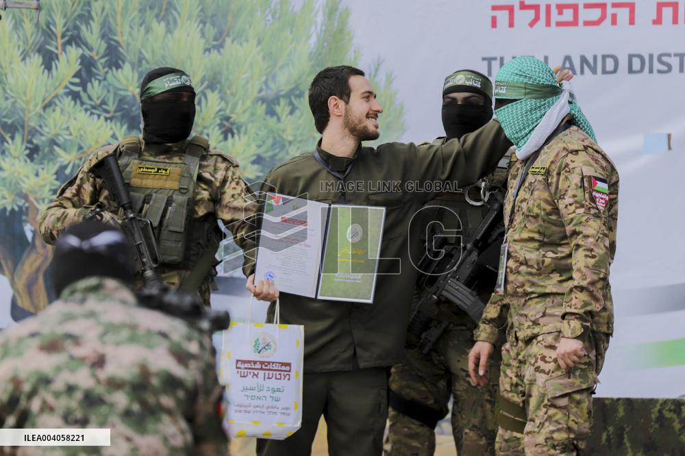 Hamas Hands Over Israeli Hostages To Red Cross - Gaza
