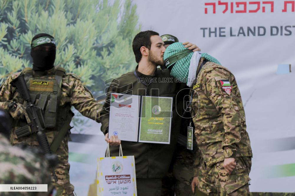 Hamas Hands Over Israeli Hostages To Red Cross - Gaza