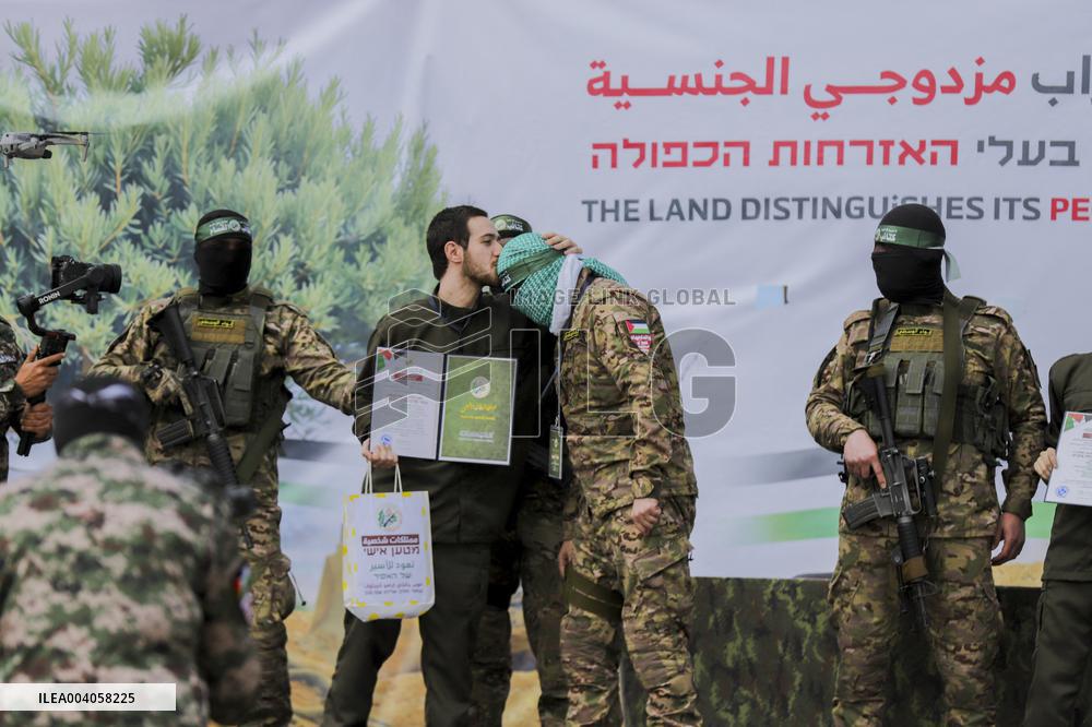 Hamas Hands Over Israeli Hostages To Red Cross - Gaza