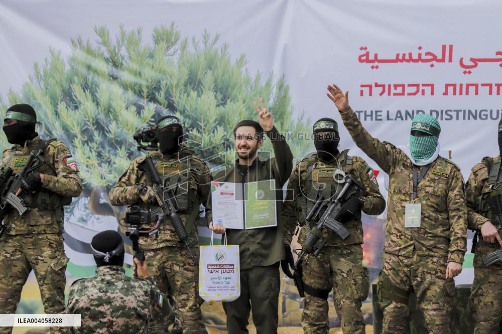 Hamas Hands Over Israeli Hostages To Red Cross - Gaza