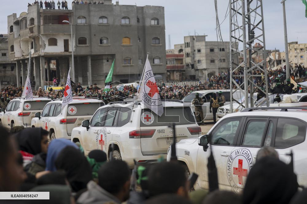 Hamas Hands Over Israeli Hostages To Red Cross - Gaza