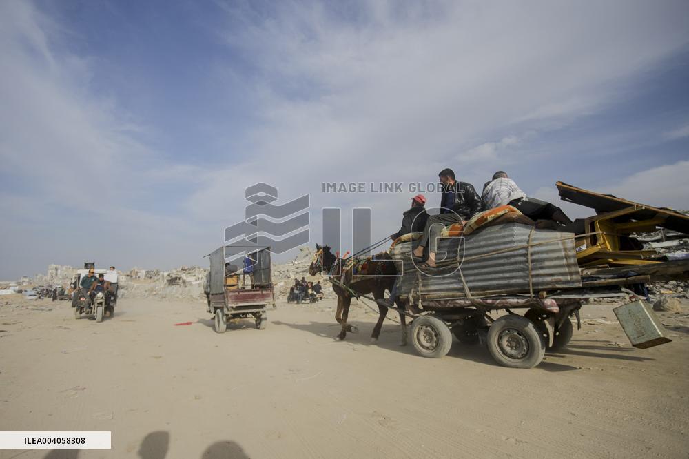 Residents Returning To Gaza