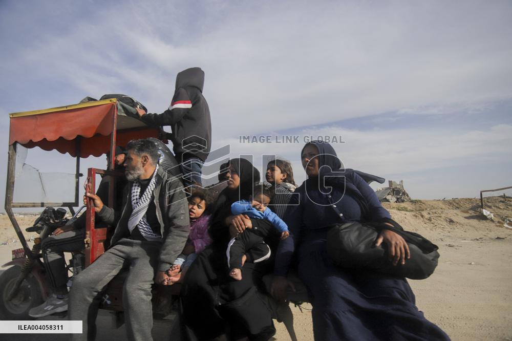 Residents Returning To Gaza