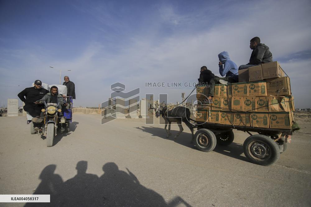 Residents Returning To Gaza