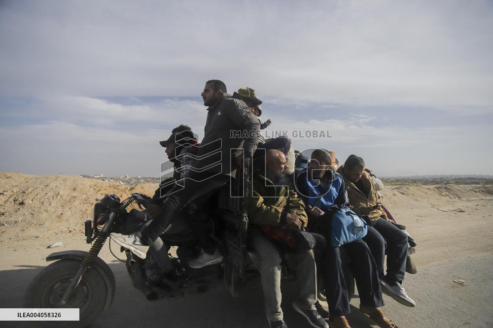Residents Returning To Gaza
