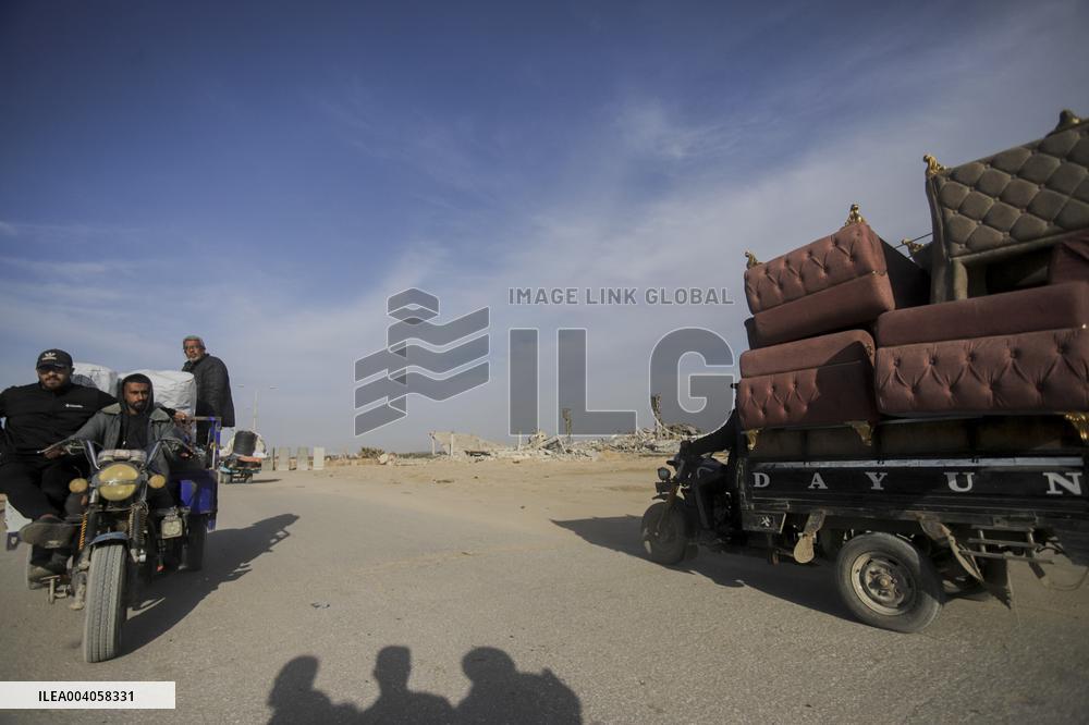 Residents Returning To Gaza