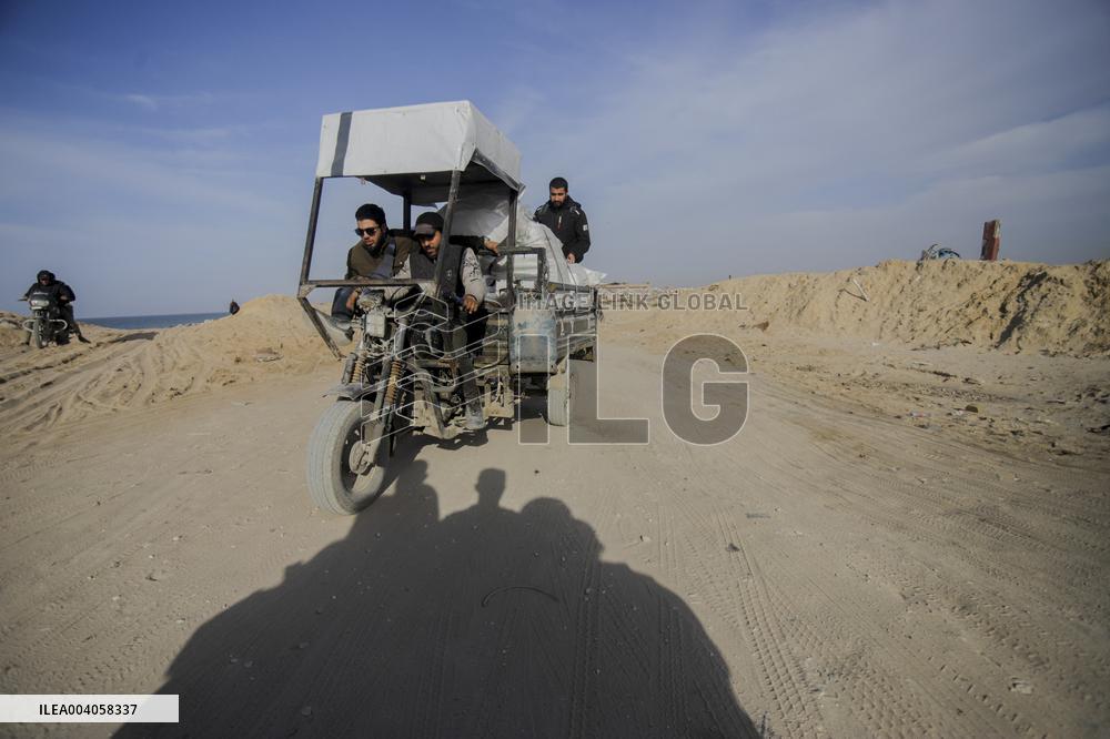 Residents Returning To Gaza