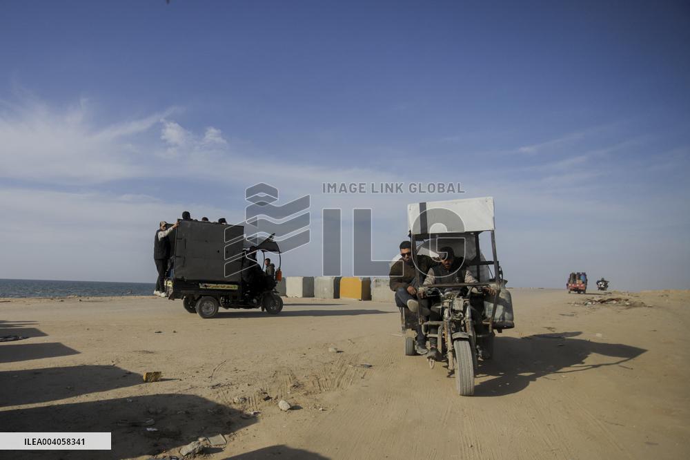 Residents Returning To Gaza