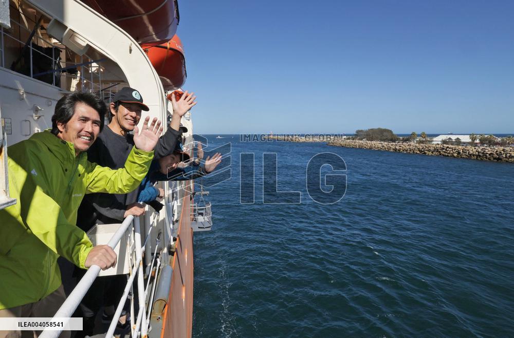 Icebreaker Shirase arrives in Australian port city