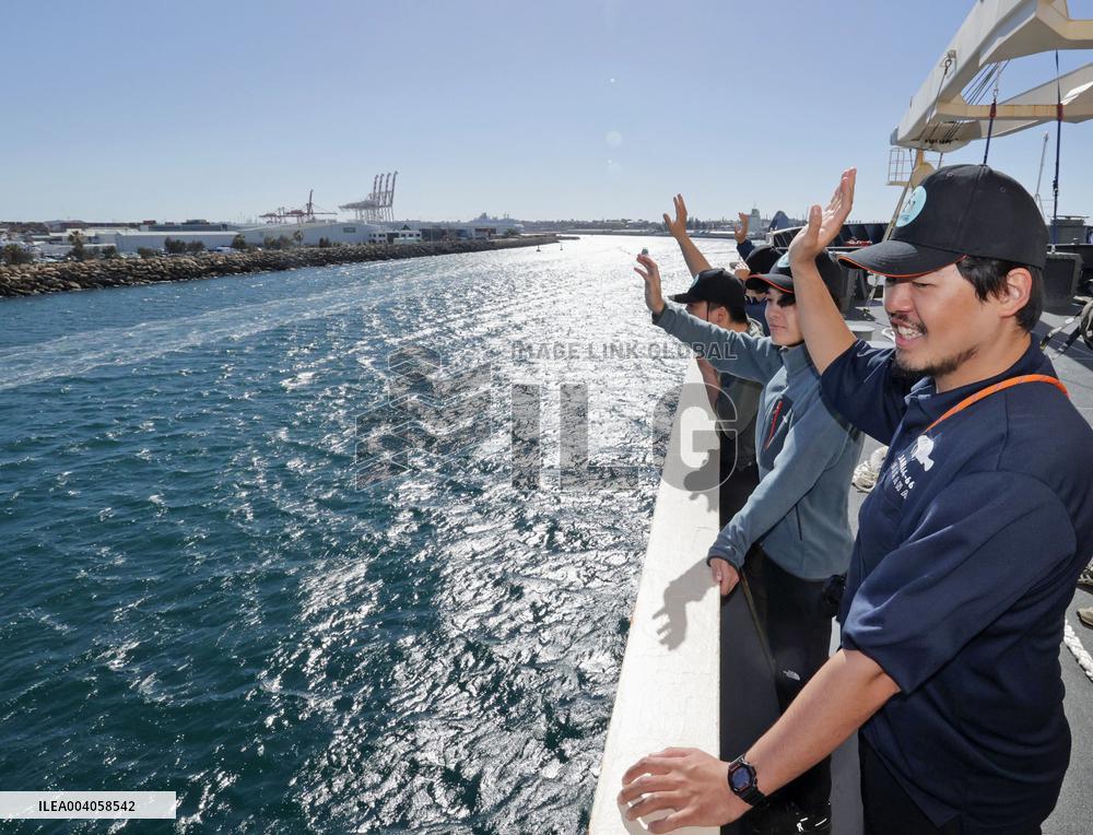 Icebreaker Shirase arrives in Australian port city