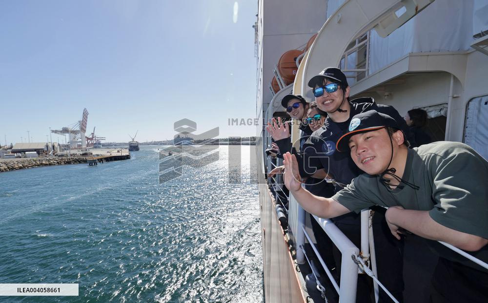 Icebreaker Shirase arrives in Australian port city