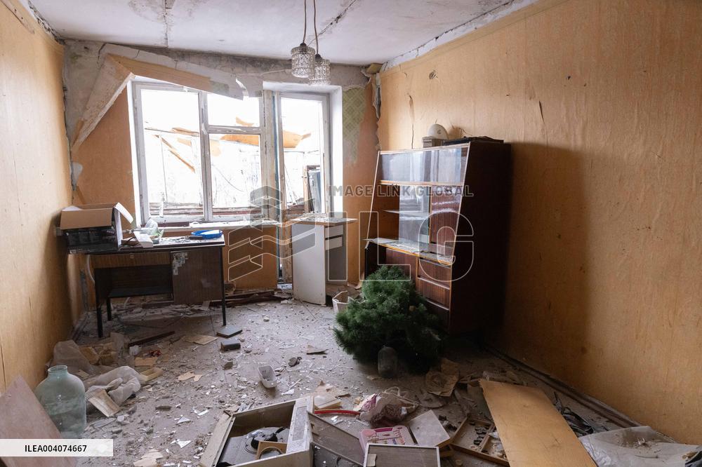 Russian Guided Aircraft Bomb Hit an Apartment Building - Donetsk