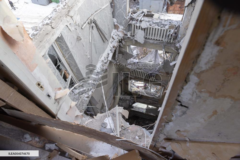 Russian Guided Aircraft Bomb Hit an Apartment Building - Donetsk