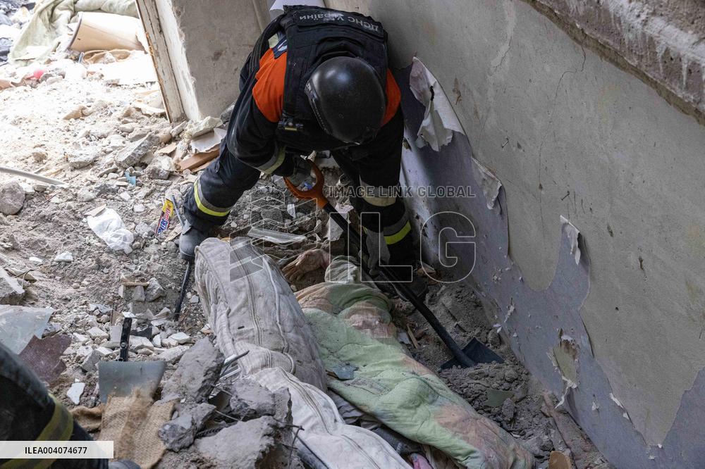 Russian Guided Aircraft Bomb Hit an Apartment Building - Donetsk