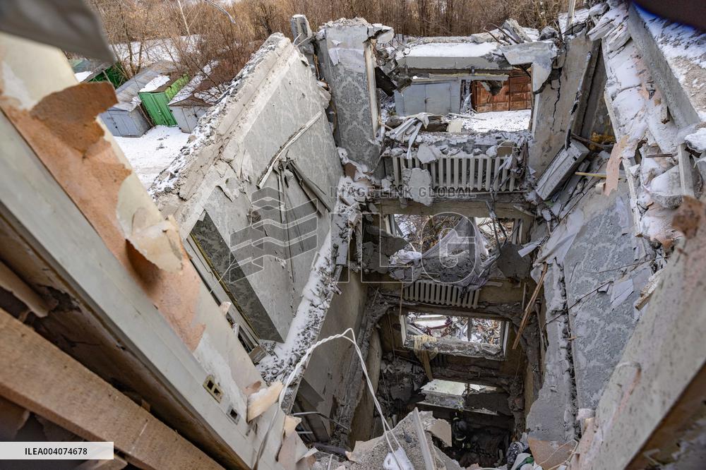 Russian Guided Aircraft Bomb Hit an Apartment Building - Donetsk