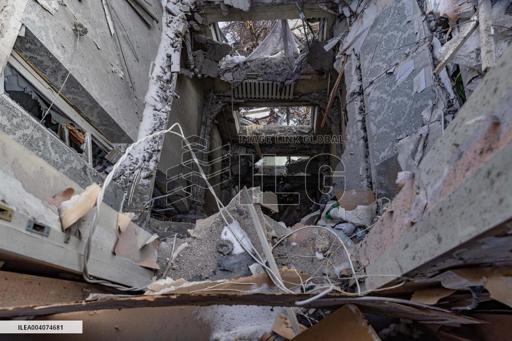 Russian Guided Aircraft Bomb Hit an Apartment Building - Donetsk