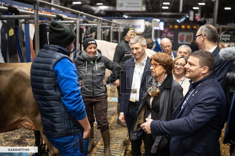 Minister of Agriculture during cow milking - Paris AJ