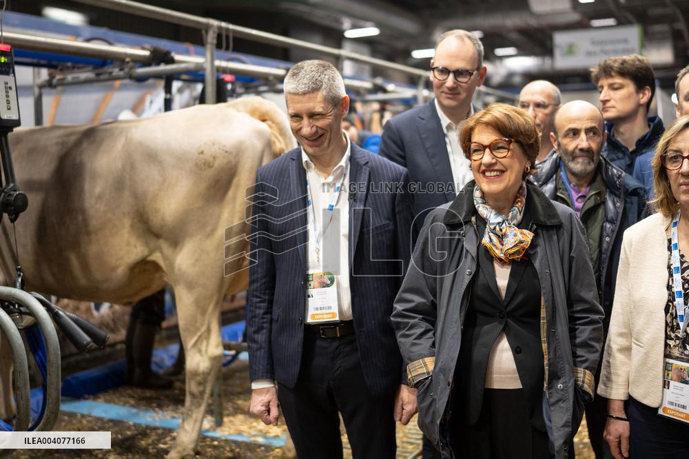 Minister of Agriculture during cow milking - Paris AJ
