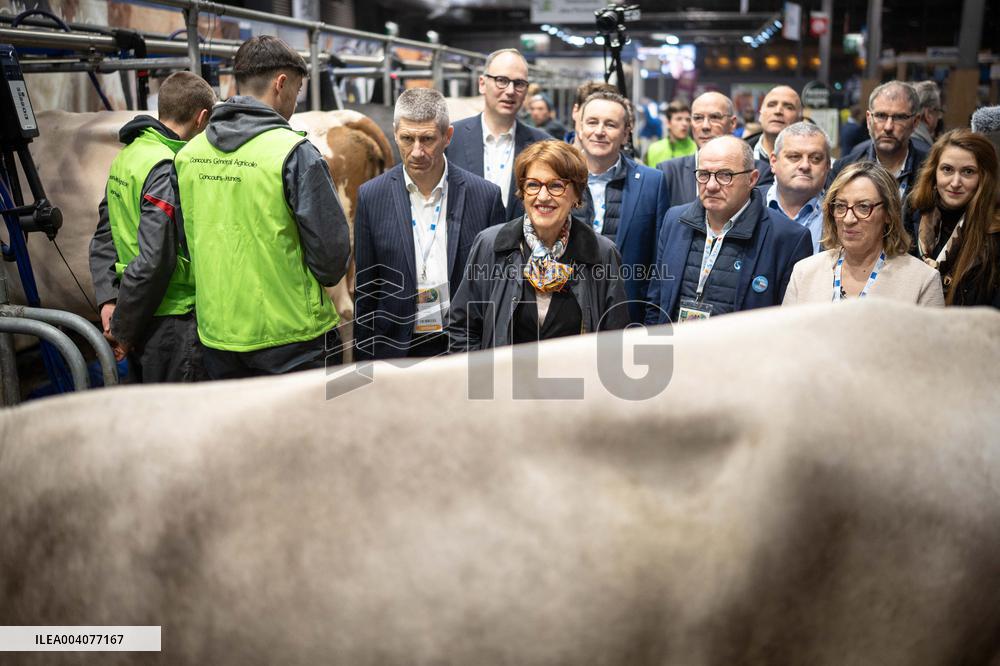 Minister of Agriculture during cow milking - Paris AJ