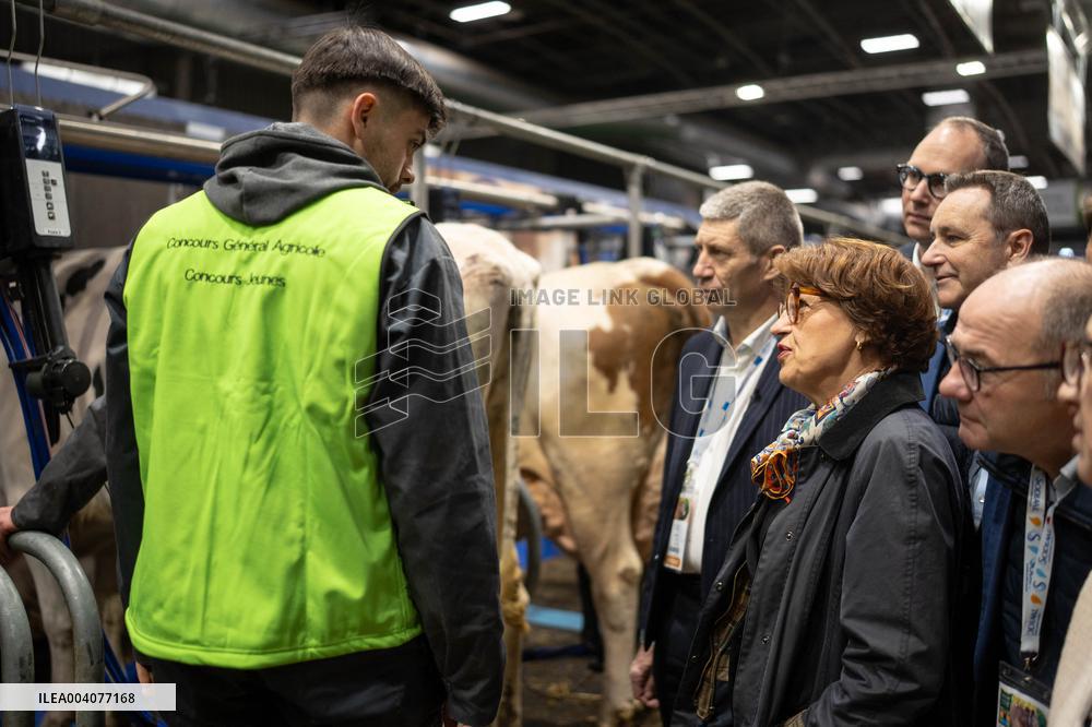 Minister of Agriculture during cow milking - Paris AJ