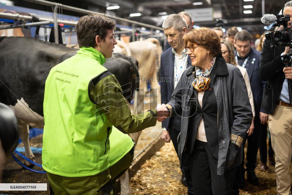 Minister of Agriculture during cow milking - Paris AJ