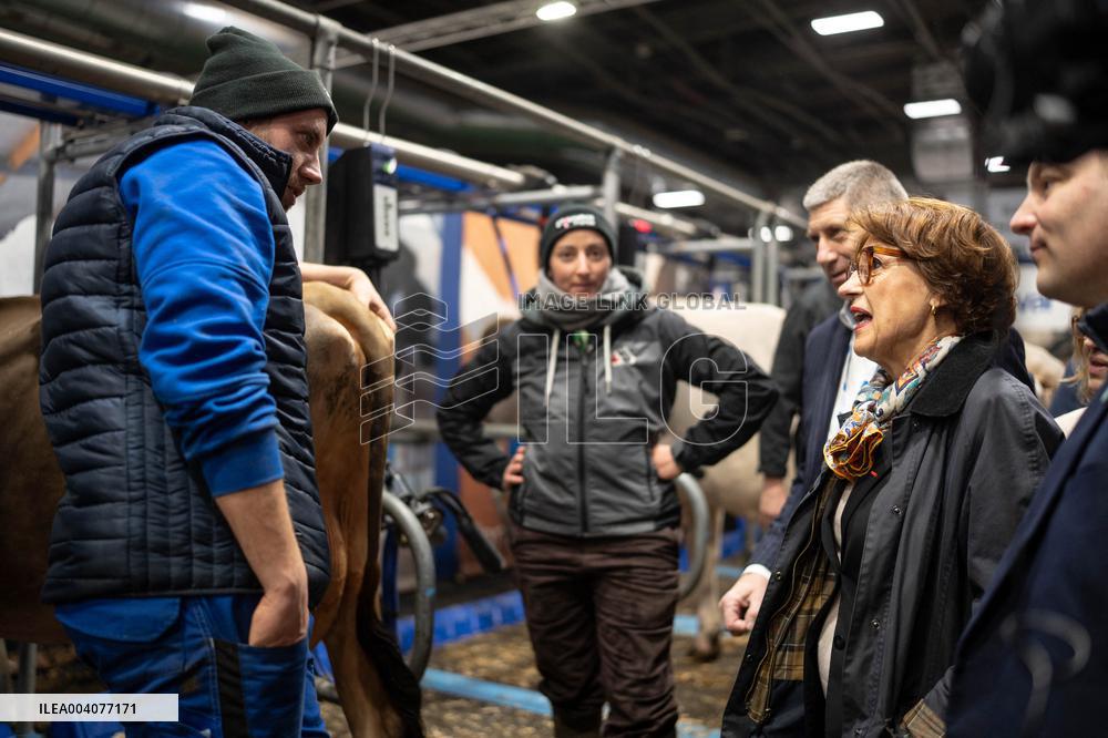 Minister of Agriculture during cow milking - Paris AJ