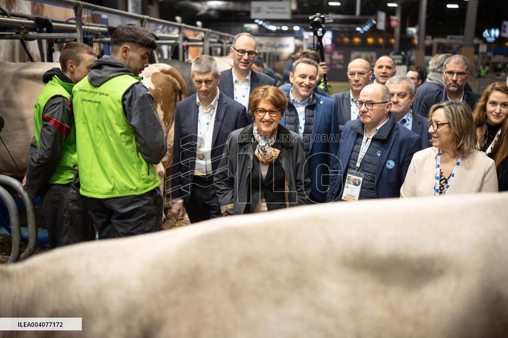 Minister of Agriculture during cow milking - Paris AJ