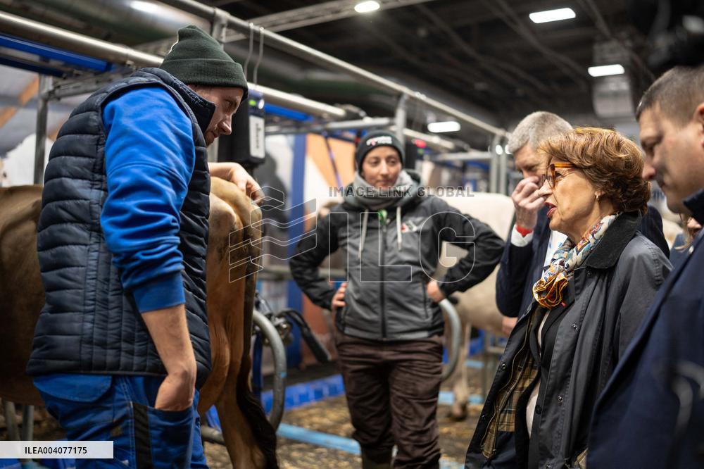 Minister of Agriculture during cow milking - Paris AJ