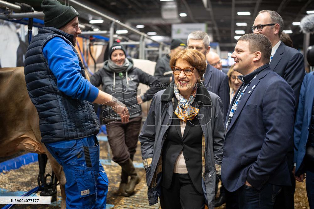 Minister of Agriculture during cow milking - Paris AJ