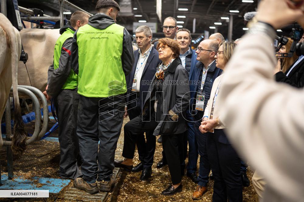 Minister of Agriculture during cow milking - Paris AJ