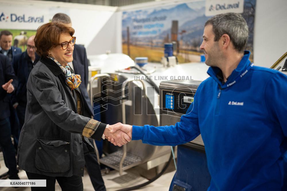 Minister of Agriculture during cow milking - Paris AJ