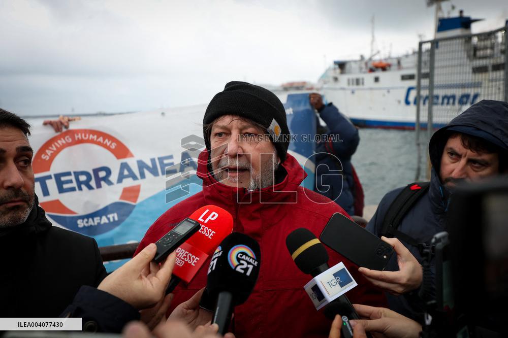 Rescue of 41 Migrants by Sea Eye 4 in Mediterranean - Naples