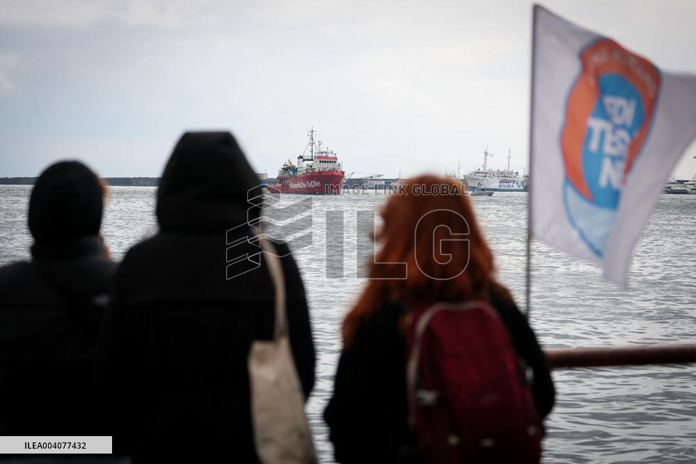 Rescue of 41 Migrants by Sea Eye 4 in Mediterranean - Naples