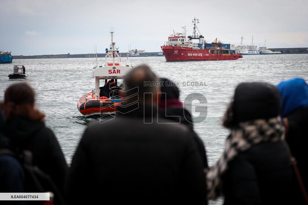 Rescue of 41 Migrants by Sea Eye 4 in Mediterranean - Naples