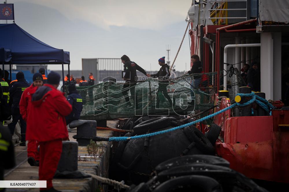 Rescue of 41 Migrants by Sea Eye 4 in Mediterranean - Naples