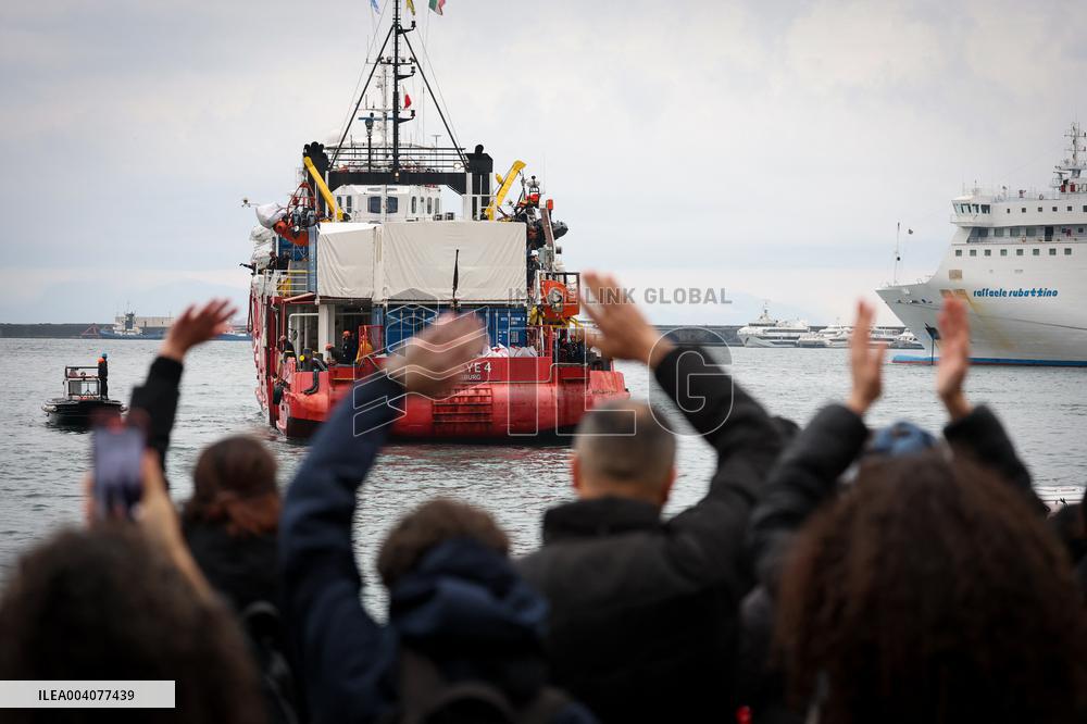 Rescue of 41 Migrants by Sea Eye 4 in Mediterranean - Naples