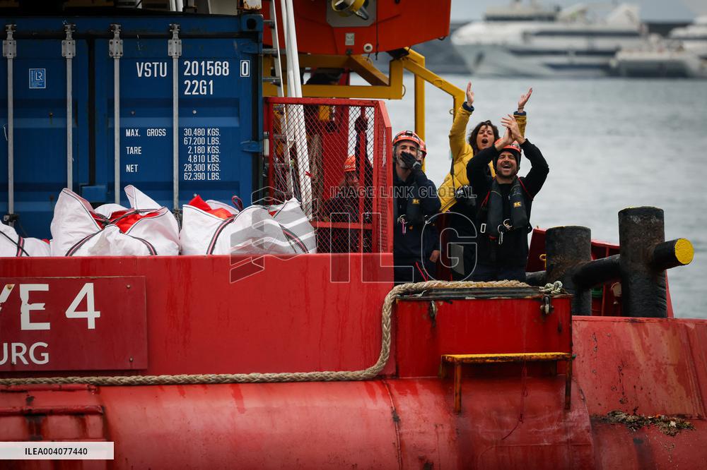 Rescue of 41 Migrants by Sea Eye 4 in Mediterranean - Naples