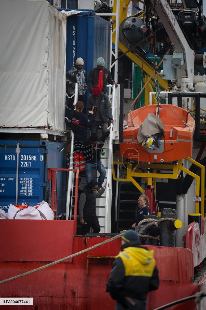 Rescue of 41 Migrants by Sea Eye 4 in Mediterranean - Naples