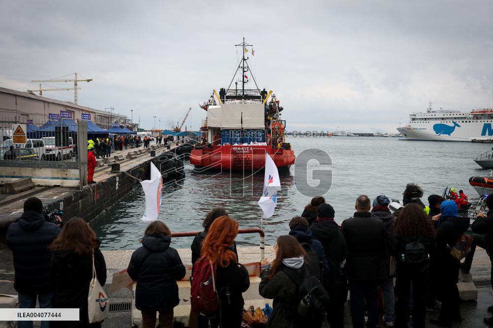 Rescue of 41 Migrants by Sea Eye 4 in Mediterranean - Naples