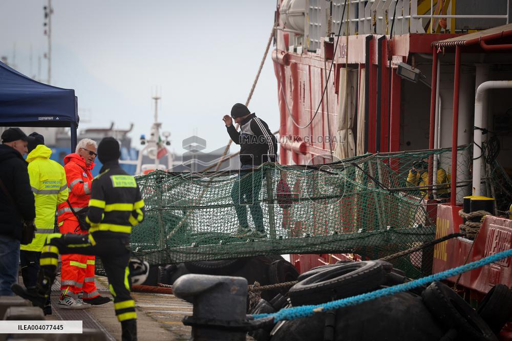 Rescue of 41 Migrants by Sea Eye 4 in Mediterranean - Naples