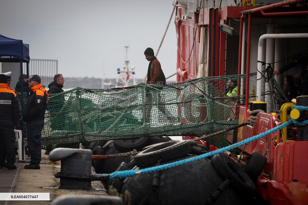 Rescue of 41 Migrants by Sea Eye 4 in Mediterranean - Naples