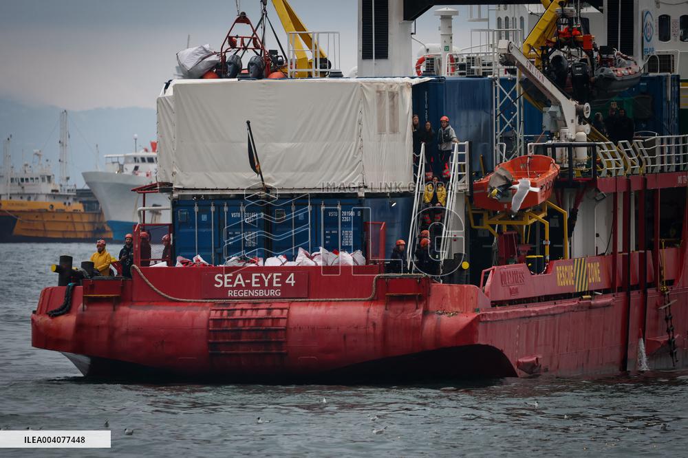 Rescue of 41 Migrants by Sea Eye 4 in Mediterranean - Naples