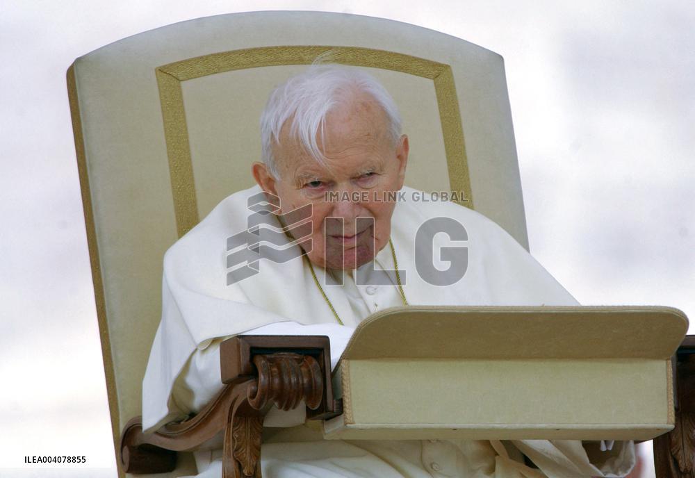 File - Pope Jean Paul II