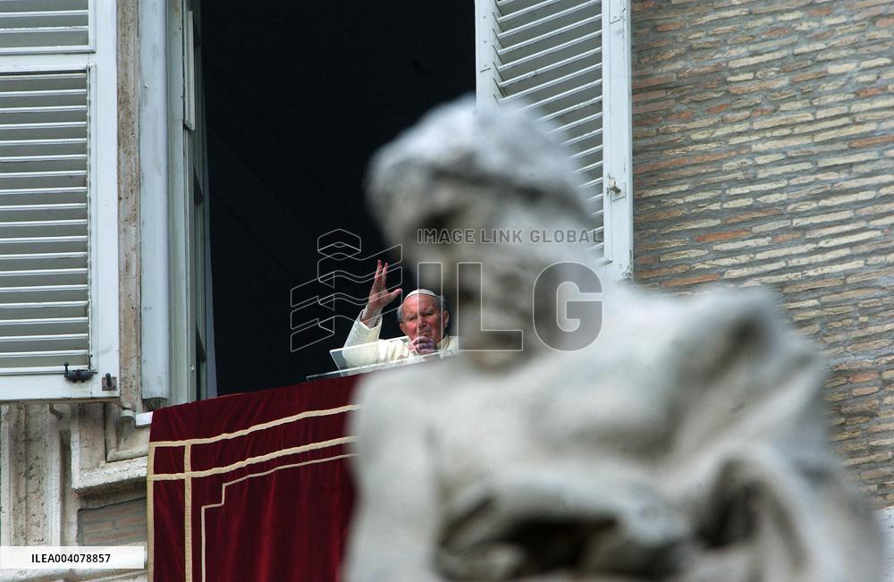 File - Pope Jean Paul II