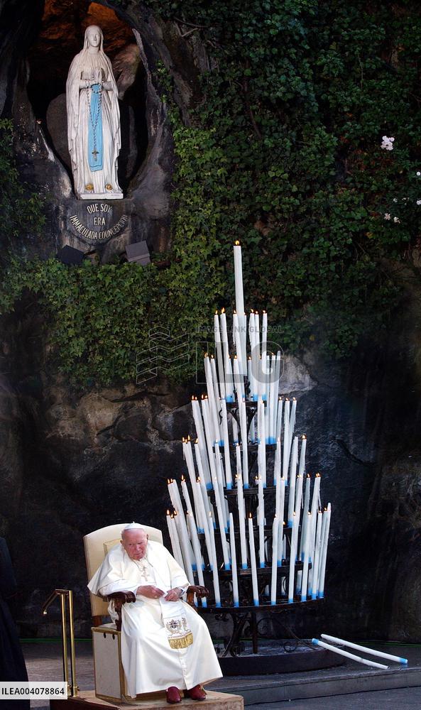 File - Pope Jean Paul II