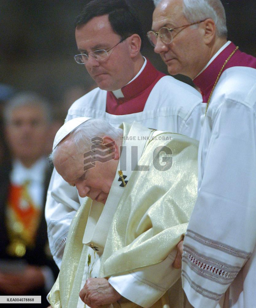 File - Pope Jean Paul II