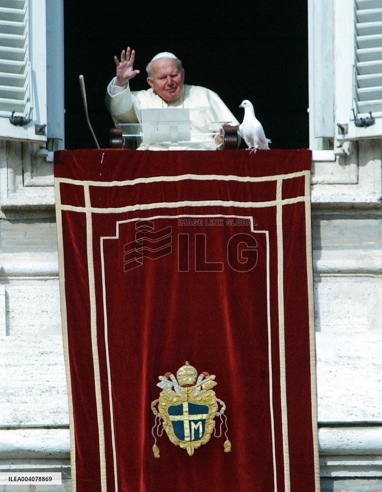 File - Pope Jean Paul II