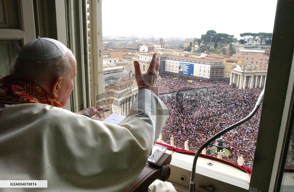File - Pope Jean Paul II